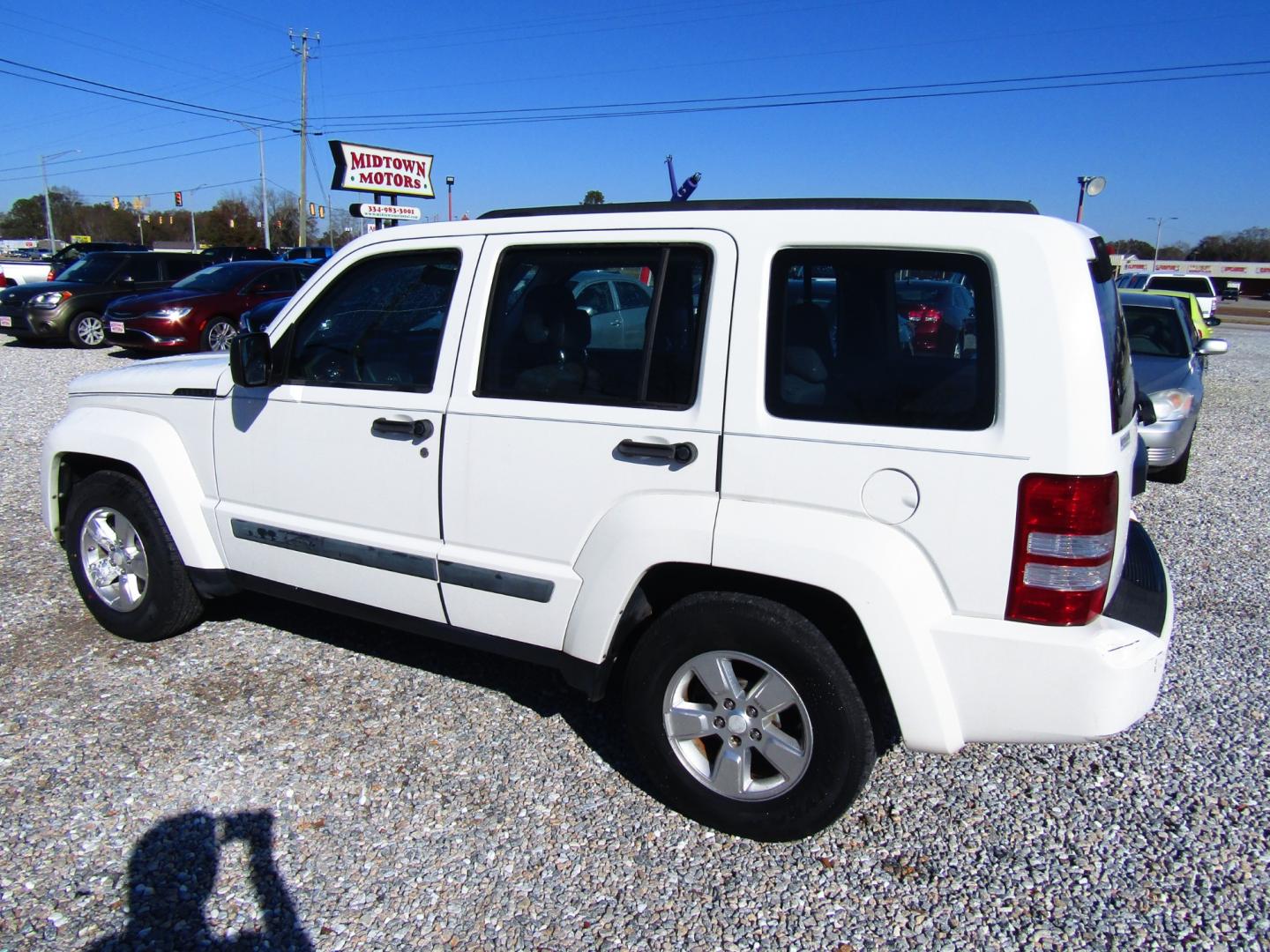 2010 WHITE Jeep Liberty Sport 2WD (1J4PP2GK3AW) with an 3.7L V6 SOHC 12V engine, Automatic transmission, located at 15016 S Hwy 231, Midland City, AL, 36350, (334) 983-3001, 31.306210, -85.495277 - Photo#5